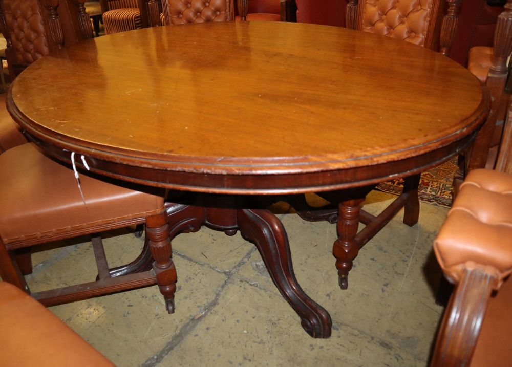 A Victorian oval mahogany loo table, W.142cm, D.100cm, H.66cm